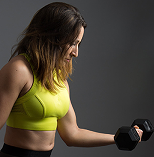 Femme faisant un exercice à l'haltère