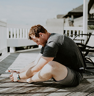 homme qui se relache sur sa terrasse