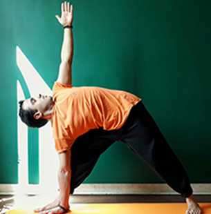 Homme faisant un exercice de stretching postural