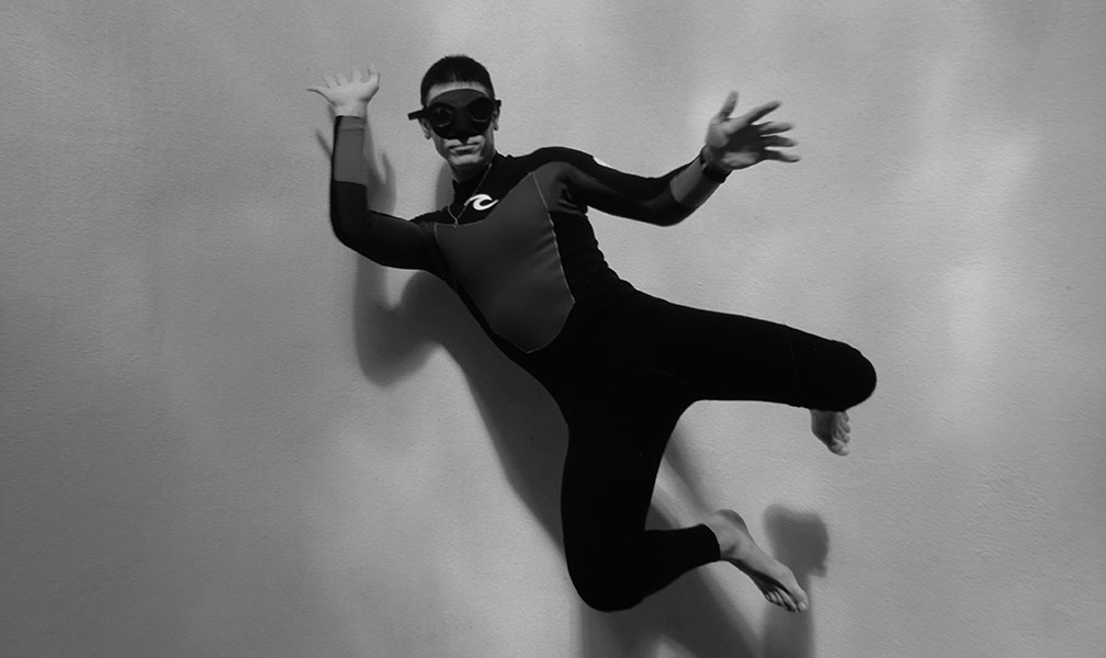 Grégory, votre coach sportif, en apesanteur sous l'eau en apnée