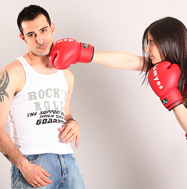 couple jouant avec des gants de boxe